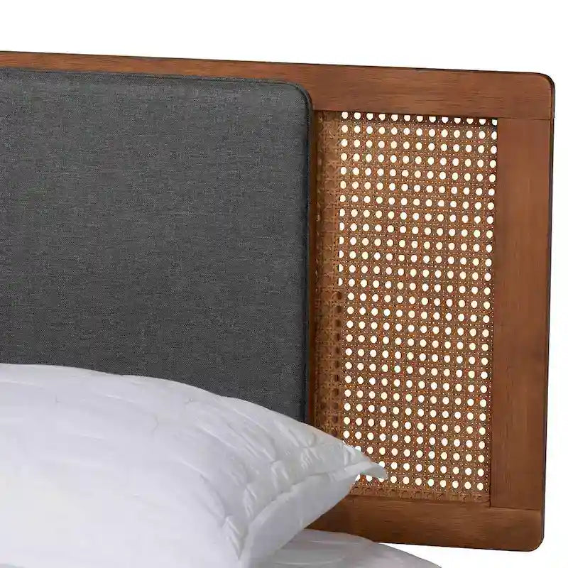 Lit plateforme moderne du milieu du siècle en tissu gris foncé et bois de noyer.