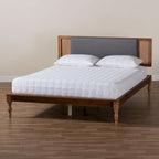Lit plateforme moderne du milieu du siècle en tissu gris foncé et bois de noyer.
